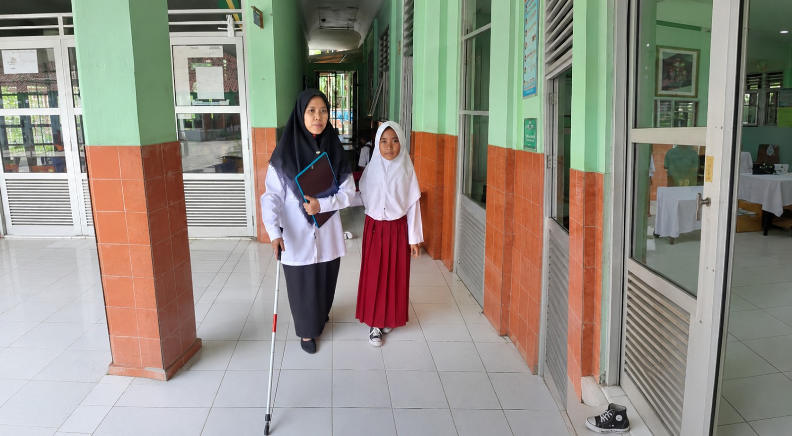 Di Balik Keterbatasan, Guru Disabilitas Netra MIN 1 Kota Banjar Buktikan Dedikasi Tanpa Batas