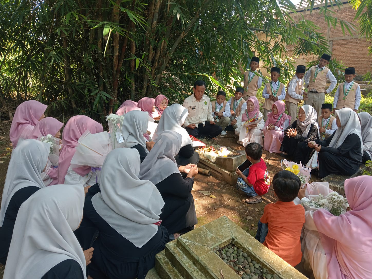 Perpisahan Haru di MIN 3 Kota Banjar, Siswa Kelas 6 Bertakziah ke Makam Teman: Andai Kau Masih Ada, Kawan