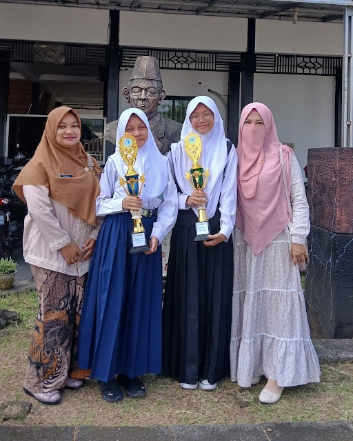 Sabet Juara 1 Speech dan Story Telling CASS 2026, Dua Siswi MTsN 1 Kota Banjar Buktikan Madrasah Jago Bahasa Inggris