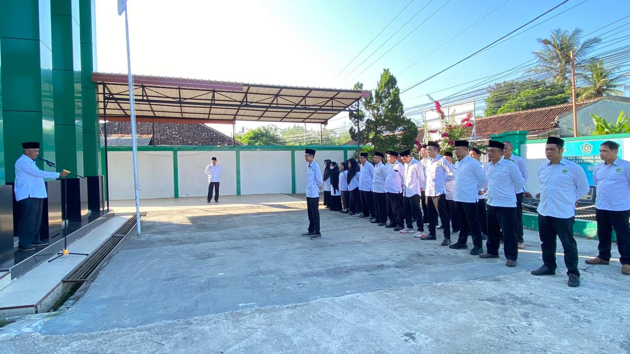 Kasubbag TU Kemenag Beri Pembinaan Apel Senin, Tekankan Disiplin dan Integritas ASN