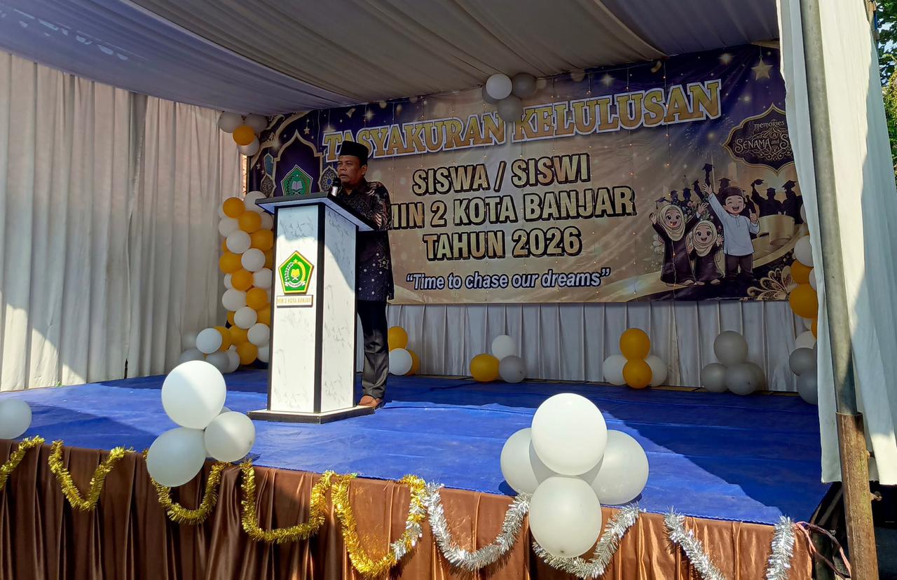 H. Asep Nursobah, M.Pd.I Lepas 55 Lulusan MIN 2 Kota Banjar dengan Tema Time to Chase Our Dreams