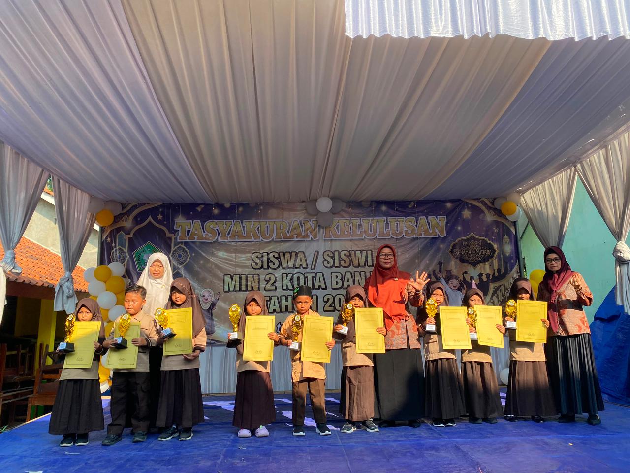 MIN 2 Kota Banjar Bagikan Raport dan Berikan Penghargaan bagi Siswa Berprestasi